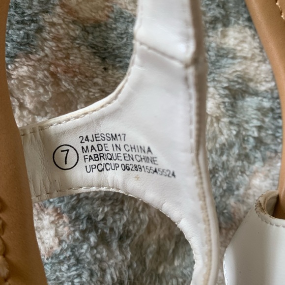 size 7 white sandals - Picture 2 of 2